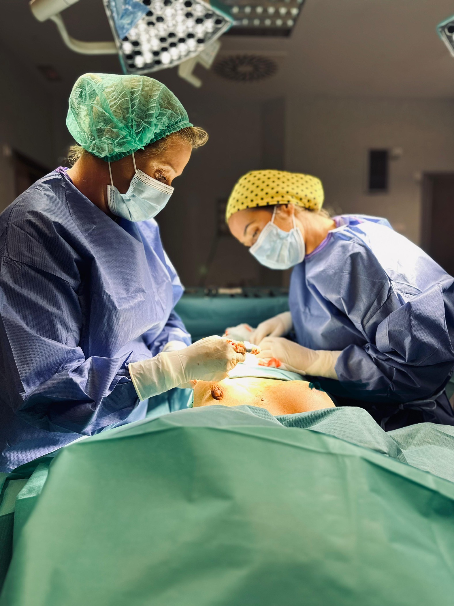 La Dra. Durbán en el quirófano operando personalmente a su paciente, sin intermediarios